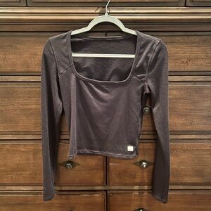 Vuori Gray Fitted Crop Long Sleeve Top